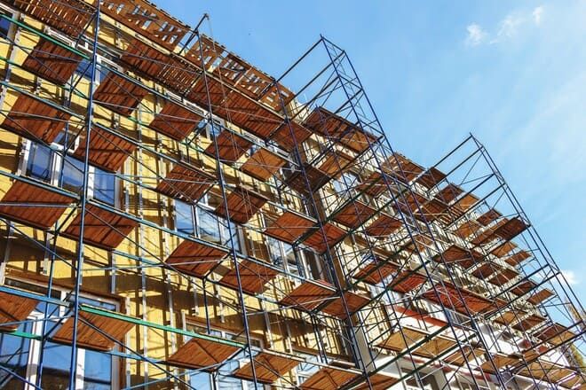 Чи вигідно брати будівельне риштування в оренду