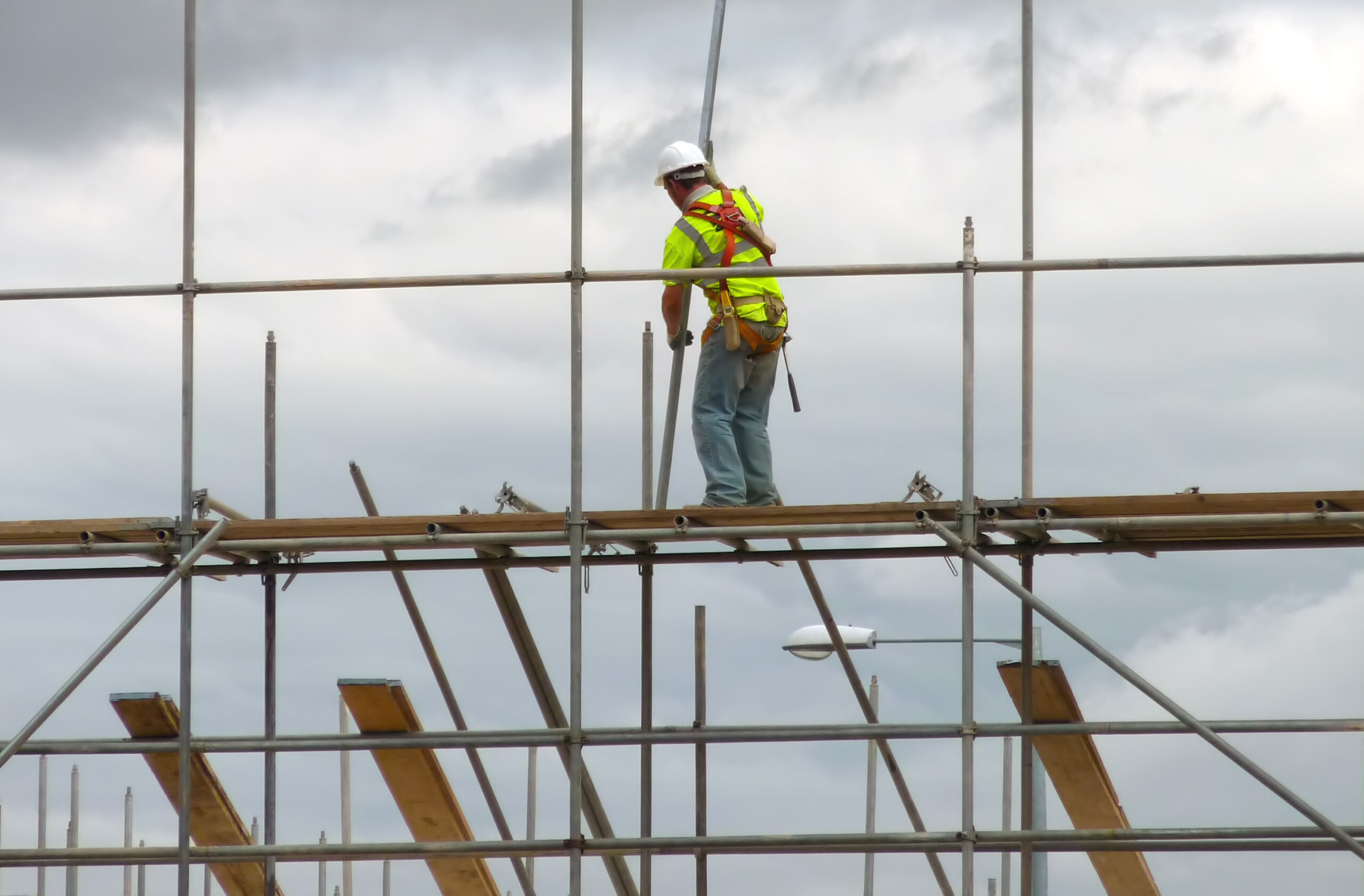 Професійні поради щодо демонтажу будівельного риштування: безпека та ефективність