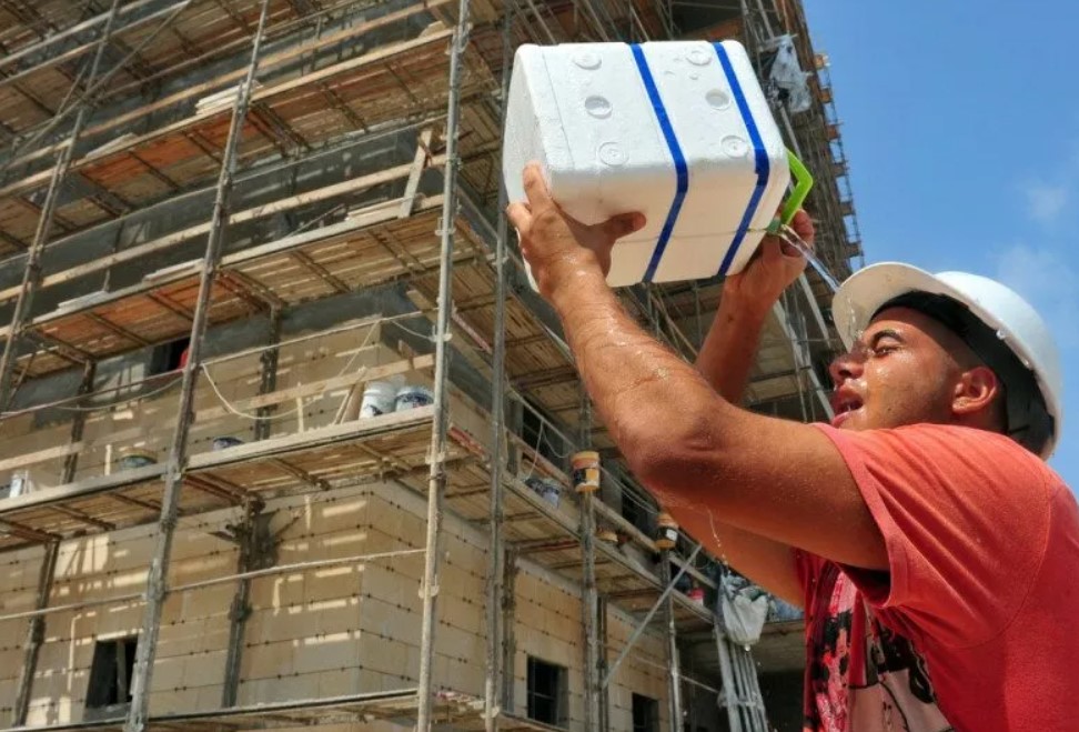 Робота на риштуваннях під час літньої спеки