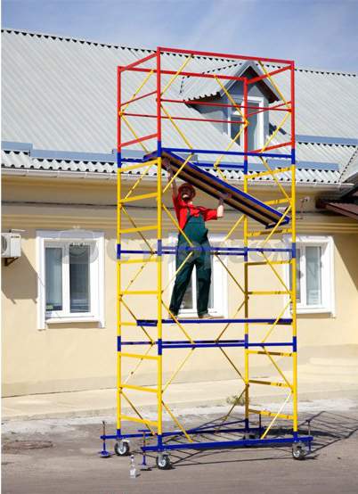 Вежі-тури, металеві чи дерев’яні риштування: що обрати для штукатурних робіт?