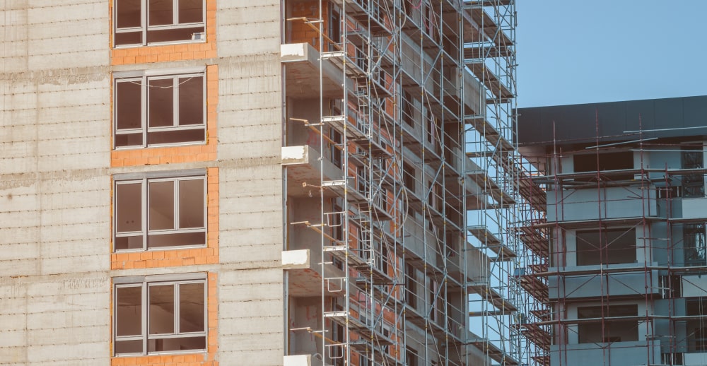 Як закріпити будівельні риштування до фасаду будинку: поради та інструкції