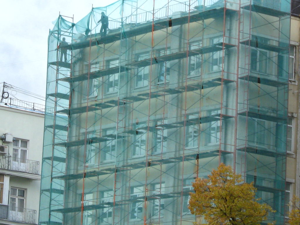 Використання фасадної сітки при роботі на риштуваннях: в чому необхідність?